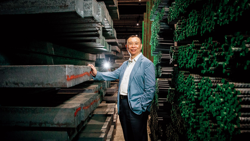 謝裕民站在台南永康的易昇鋼廠，這裡是台鋼集團的基礎之一，也是當年家族事業桂宏的工廠之一。之後他一路買進全額交割股、老卻沒動能的企業，組成台灣鋼鐵聯盟。